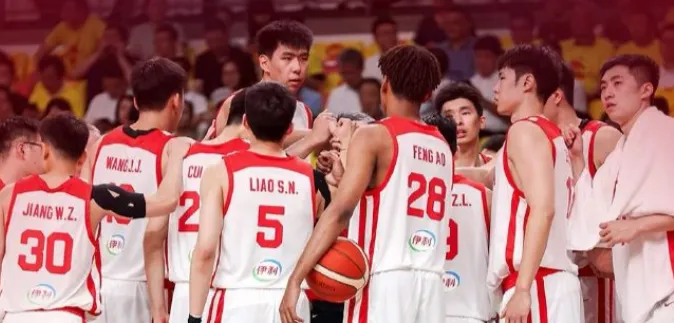 媒体人周鹏：年轻球员在场上展现出的狠劲儿，自信又积极